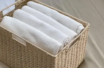 a basket filled with white towels on a bed at \u30e1\u30be\u30f3\u30c9\u30df\u30ca102\u53f7\u5ba4 in Tokyo