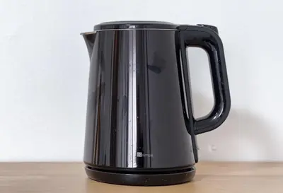 a black kettle sitting on top of a table at \u30e1\u30be\u30f3\u30c9\u30df\u30ca103\u53f7\u5ba4 in Tokyo
