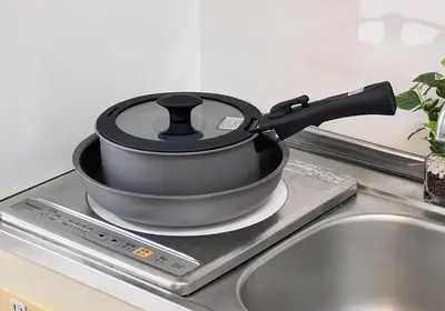 a pot sitting on top of a stove next to a sink at \u30e1\u30be\u30f3\u30c9\u30df\u30ca103\u53f7\u5ba4 in Tokyo