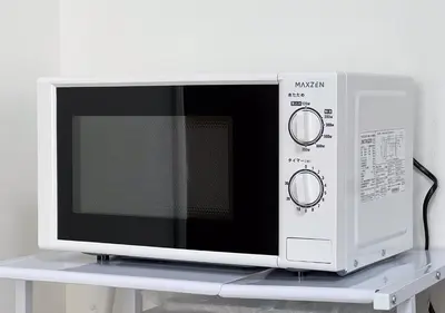 a microwave oven sitting on top of a shelf at \u30e1\u30be\u30f3\u30c9\u30df\u30ca103\u53f7\u5ba4 in Tokyo