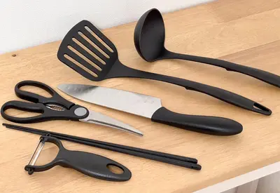 a group of utensils sitting on top of a table at \u30e1\u30be\u30f3\u30c9\u30df\u30ca103\u53f7\u5ba4 in Tokyo