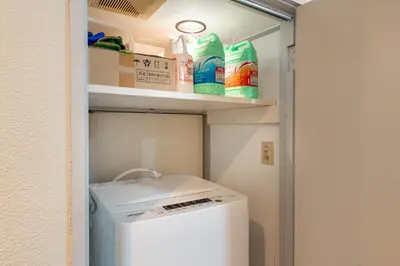a small laundry room with a washer and dryer at \u30e1\u30be\u30f3\u30c9\u30df\u30ca103\u53f7\u5ba4 in Tokyo