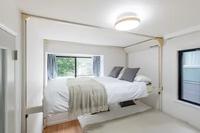 a bedroom with a bed and a window at \u30e1\u30be\u30f3\u30c9\u30df\u30ca201\u53f7\u5ba4 in Tokyo