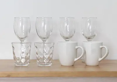 a row of glasses and cups on a shelf at \u30e1\u30be\u30f3\u30c9\u30df\u30ca201\u53f7\u5ba4 in Tokyo