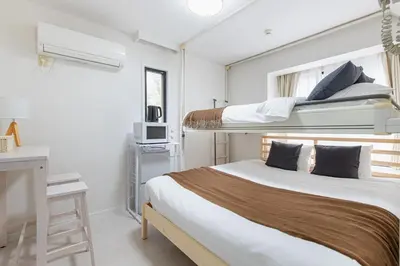 a bedroom with two bunk beds and a desk at \u30e1\u30be\u30f3\u30c9\u30df\u30ca202\u53f7\u5ba4 in Tokyo