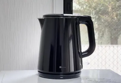 a black coffee pot sitting on a counter at \u30e1\u30be\u30f3\u30c9\u30df\u30ca202\u53f7\u5ba4 in Tokyo