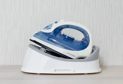 a white electric hair dryer sitting on a table at \u30e1\u30be\u30f3\u30c9\u30df\u30ca202\u53f7\u5ba4 in Tokyo
