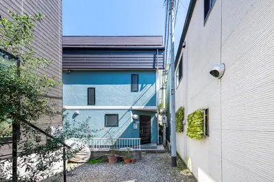 an alley between two buildings with a blue house at \u30e1\u30be\u30f3\u30c9\u30df\u30ca202\u53f7\u5ba4 in Tokyo