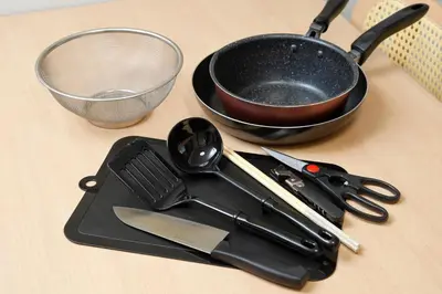 a table with a spatula and a pan and utensils at \u6075\u6bd4\u5bff\u99c5\u304b\u3089\u5f92\u6b691\u5206 \u6e0b\u8c373\u5206 \u65b0\u5bbf10\u5206 30m2\u3067\u3086\u3063\u305f\u308a \u6700\u9ad8\u306e\u7acb\u5730 302\u53f7\u5ba4 in Tokyo