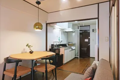 a kitchen and dining room with a table and chairs at \u6075\u6bd4\u5bff\u99c5\u304b\u3089\u5f92\u6b691\u5206 \u6e0b\u8c373\u5206 \u65b0\u5bbf10\u5206 30m2\u3067\u3086\u3063\u305f\u308a \u6700\u9ad8\u306e\u7acb\u5730 302\u53f7\u5ba4 in Tokyo