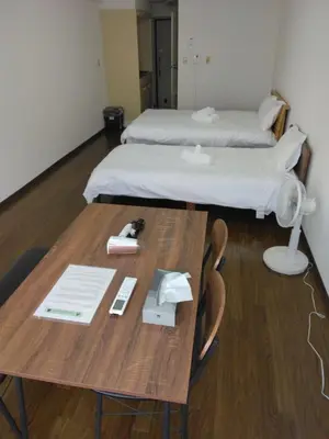 a bedroom with a bed and a table with a bed at \u85e4\u548c\u30a8\u30af\u30b7\u30fc\u30eb\u9053\u7384\u5742 e in Tokyo