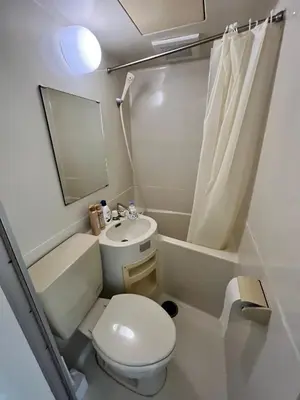 a small bathroom with a toilet and a sink at \u85e4\u548c\u30a8\u30af\u30b7\u30fc\u30eb\u9053\u7384\u5742 e in Tokyo