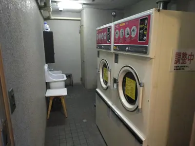 a bathroom with a washing machine and a sink at \u85e4\u548c\u30a8\u30af\u30b7\u30fc\u30eb\u9053\u7384\u5742 e in Tokyo