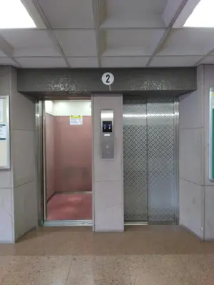an elevator in a building with the number on the wall at \u85e4\u548c\u30a8\u30af\u30b7\u30fc\u30eb\u9053\u7384\u5742 e in Tokyo
