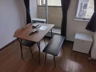 a table and two chairs in a room at \u85e4\u548c\u30a8\u30af\u30b7\u30fc\u30eb\u9053\u7384\u5742 e in Tokyo