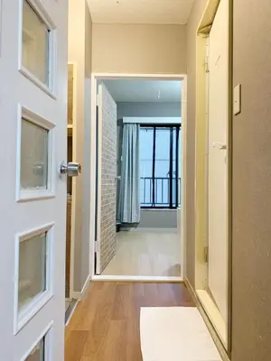 a hallway with a door leading into a room at Shinjuku Kabukicho lions mansion#Shinjuku Center#2 bed rooms#\u65b0\u5bbf\u4e2d\u5fc3\u5730\u5e26 \u6b4c\u821e\u4f0e\u753a \u8f66\u7ad9\u6b65\u884c2\u5206#2\u4e2a\u5367\u5ba4\u516c\u5bd3#Autolock#\u9ad8\u901f\u65e0\u9650\u5236\u7f51\u7edc306 in Tokyo