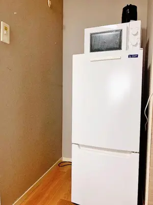 a microwave on top of a white refrigerator at Shinjuku Kabukicho lions mansion#Shinjuku Center#2 bed rooms#\u65b0\u5bbf\u4e2d\u5fc3\u5730\u5e26 \u6b4c\u821e\u4f0e\u753a \u8f66\u7ad9\u6b65\u884c2\u5206#2\u4e2a\u5367\u5ba4\u516c\u5bd3#Autolock#\u9ad8\u901f\u65e0\u9650\u5236\u7f51\u7edc306 in Tokyo