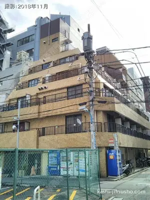 a building with a street light in front of it at Shinjuku Kabukicho lions mansion#Shinjuku Center#2 bed rooms#\u65b0\u5bbf\u4e2d\u5fc3\u5730\u5e26 \u6b4c\u821e\u4f0e\u753a \u8f66\u7ad9\u6b65\u884c2\u5206#2\u4e2a\u5367\u5ba4\u516c\u5bd3#Autolock#\u9ad8\u901f\u65e0\u9650\u5236\u7f51\u7edc306 in Tokyo