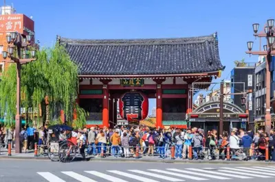 a crowd of people standing in front of a building at Ohanajaya 3min Garden View House 4 beds in Tokyo