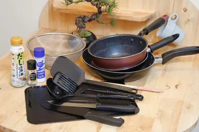 a frying pan sitting on top of a wooden table at \u6075\u6bd4\u5bff\u99c5\u304b\u3089\u5f92\u6b691\u5206 \u6e0b\u8c373\u5206 \u65b0\u5bbf10\u5206 30m2\u3067\u3086\u3063\u305f\u308a \u6700\u9ad8\u306e\u7acb\u5730 402\u53f7\u5ba4 in Tokyo