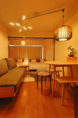 a living room with a couch and a table at \u6075\u6bd4\u5bff\u99c5\u304b\u3089\u5f92\u6b691\u5206 \u6e0b\u8c373\u5206 \u65b0\u5bbf10\u5206 30m2\u3067\u3086\u3063\u305f\u308a \u6700\u9ad8\u306e\u7acb\u5730 402\u53f7\u5ba4 in Tokyo