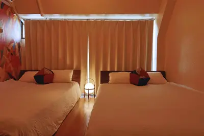 two beds in a room with a window at \u6075\u6bd4\u5bff\u99c5\u304b\u3089\u5f92\u6b691\u5206 \u6e0b\u8c373\u5206 \u65b0\u5bbf10\u5206 30m2\u3067\u3086\u3063\u305f\u308a \u6700\u9ad8\u306e\u7acb\u5730 402\u53f7\u5ba4 in Tokyo