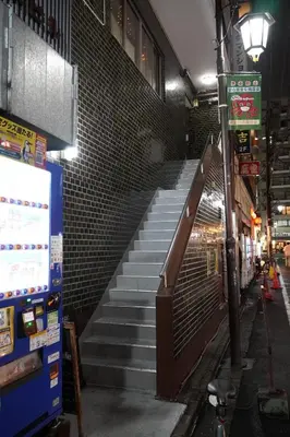 a set of stairs in a building with a stair case at \u6075\u6bd4\u5bff\u99c5\u304b\u3089\u5f92\u6b691\u5206 \u6e0b\u8c373\u5206 \u65b0\u5bbf10\u5206 30m2\u3067\u3086\u3063\u305f\u308a \u6700\u9ad8\u306e\u7acb\u5730 403\u53f7\u5ba4 in Tokyo