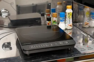 a cell phone sitting on top of a counter at \u6075\u6bd4\u5bff\u99c5\u304b\u3089\u5f92\u6b691\u5206 \u6e0b\u8c373\u5206 \u65b0\u5bbf10\u5206 30m2\u3067\u3086\u3063\u305f\u308a \u6700\u9ad8\u306e\u7acb\u5730 403\u53f7\u5ba4 in Tokyo
