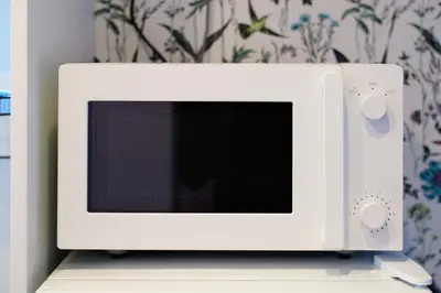 a microwave oven sitting on top of a table at \u30b9\u30ab\u30a4\u30d5\u30a3\u30fc\u30eb\u5927\u4e45\u4fdd in Tokyo