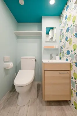 a bathroom with a toilet and a sink at \u30b9\u30ab\u30a4\u30d5\u30a3\u30fc\u30eb\u5927\u4e45\u4fdd in Tokyo