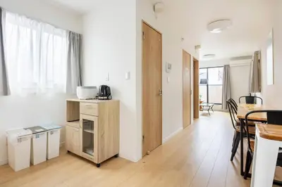a living room with a kitchen and a dining room at \u6771\u5411\u5cf66\u4e01\u76ee in Tokyo