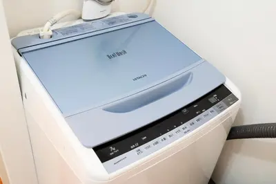 a microwave oven sitting on top of a refrigerator at \u9ce5\u8d8a\u4e00\u6237\u5efa in Tokyo