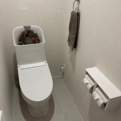 a bathroom with a toilet with a wreath on it at Style Lab\u304a\u82b1\u8336\u5c4b1 in Tokyo