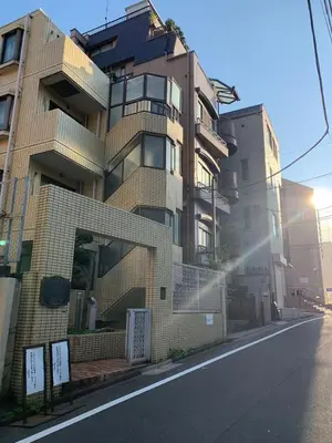 a building on the side of a city street at Shinjuku Area#Nishi-Shinjuku Gochome subway 6 minutes walk#\u9ad8\u901f\u65e0\u9650\u5236\u7f51\u7edc#\u897f\u65b0\u5bbf\u4e94\u4e01\u76ee\u8f66\u7ad9\u6b65\u884c6\u5206\u949f#211 in Tokyo