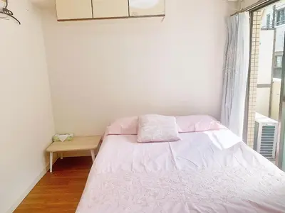 a small bedroom with a bed and a window at Shinjuku Area#Nishi-Shinjuku Gochome subway 6 minutes walk#\u9ad8\u901f\u65e0\u9650\u5236\u7f51\u7edc#\u897f\u65b0\u5bbf\u4e94\u4e01\u76ee\u8f66\u7ad9\u6b65\u884c6\u5206\u949f#211 in Tokyo