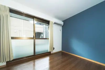an empty room with a blue wall and a window at \u30c8\u30a6\u30bb\u30f3\u30cf\u30a4\u30c4 in Tokyo