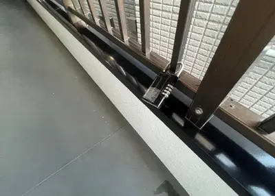 a close up of a metal railing on a train at \u30c8\u30a6\u30bb\u30f3\u30cf\u30a4\u30c4 in Tokyo