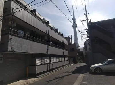 a car parked on a street next to a building at \u30c8\u30a6\u30bb\u30f3\u30cf\u30a4\u30c4 in Tokyo