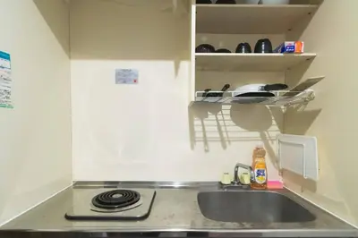 a small kitchen with a sink and a stove at \u30c8\u30a6\u30bb\u30f3\u30cf\u30a4\u30c4 in Tokyo