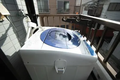 a train is sitting on top of a building at \u30c8\u30a6\u30bb\u30f3\u30cf\u30a4\u30c4 in Tokyo