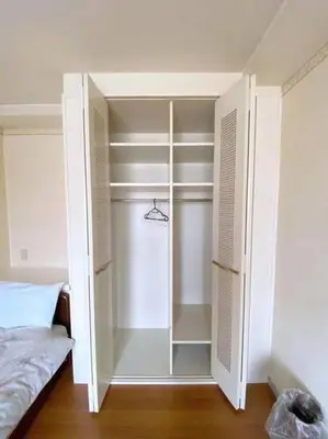 a white closet with a bed in a room at \u4e09\u30ce\u8f2a \u5409\u539f in Tokyo
