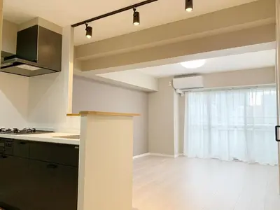 an empty kitchen with a sink and a window at Shinjuku Kabukicho#\u65b0\u5bbf\u6b4c\u821e\u4f0e\u753a \u5730\u94c1\u6b65\u884c3\u5206#2\u5367\u5ba4\u65b0\u88c5\u4fee#\u9ad8\u901f\u7f51\u7edc#\u667a\u80fd\u9a6c\u6876#\u5e72\u6e7f\u5206\u79bb1001 in Tokyo