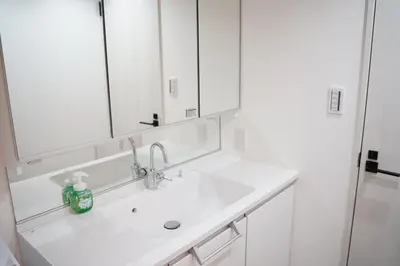 a white bathroom with a sink and a mirror at Shinjuku Kabukicho#\u65b0\u5bbf\u6b4c\u821e\u4f0e\u753a \u5730\u94c1\u6b65\u884c3\u5206#2\u5367\u5ba4\u65b0\u88c5\u4fee#\u9ad8\u901f\u7f51\u7edc#\u667a\u80fd\u9a6c\u6876#\u5e72\u6e7f\u5206\u79bb1001 in Tokyo