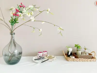 a vase with flowers in it sitting on a table at Shinjuku Kabukicho#\u65b0\u5bbf\u6b4c\u821e\u4f0e\u753a \u5730\u94c1\u6b65\u884c3\u5206#2\u5367\u5ba4\u65b0\u88c5\u4fee#\u9ad8\u901f\u7f51\u7edc#\u667a\u80fd\u9a6c\u6876#\u5e72\u6e7f\u5206\u79bb1001 in Tokyo