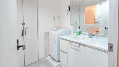 a white bathroom with a sink and a refrigerator at Shinjuku Kabukicho#\u65b0\u5bbf\u6b4c\u821e\u4f0e\u753a \u5730\u94c1\u6b65\u884c3\u5206#2\u5367\u5ba4\u65b0\u88c5\u4fee#\u9ad8\u901f\u7f51\u7edc#\u667a\u80fd\u9a6c\u6876#\u5e72\u6e7f\u5206\u79bb1001 in Tokyo