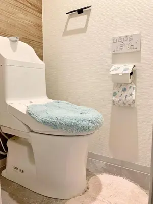 a bathroom with a white toilet with a blue seat at Shinjuku Kabukicho#\u65b0\u5bbf\u6b4c\u821e\u4f0e\u753a \u5730\u94c1\u6b65\u884c3\u5206#2\u5367\u5ba4\u65b0\u88c5\u4fee#\u9ad8\u901f\u7f51\u7edc#\u667a\u80fd\u9a6c\u6876#\u5e72\u6e7f\u5206\u79bb1001 in Tokyo