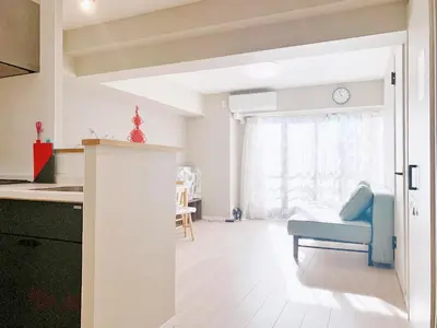 a kitchen and living room with a blue chair and a window at Shinjuku Kabukicho#\u65b0\u5bbf\u6b4c\u821e\u4f0e\u753a \u5730\u94c1\u6b65\u884c3\u5206#2\u5367\u5ba4\u65b0\u88c5\u4fee#\u9ad8\u901f\u7f51\u7edc#\u667a\u80fd\u9a6c\u6876#\u5e72\u6e7f\u5206\u79bb1001 in Tokyo
