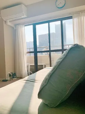 a bedroom with a large bed with a large window at Shinjuku Kabukicho#\u65b0\u5bbf\u6b4c\u821e\u4f0e\u753a \u5730\u94c1\u6b65\u884c3\u5206#2\u5367\u5ba4\u65b0\u88c5\u4fee#\u9ad8\u901f\u7f51\u7edc#\u667a\u80fd\u9a6c\u6876#\u5e72\u6e7f\u5206\u79bb1001 in Tokyo