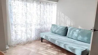 a living room with a couch and a window at Shinjuku Kabukicho#\u65b0\u5bbf\u6b4c\u821e\u4f0e\u753a \u5730\u94c1\u6b65\u884c3\u5206#2\u5367\u5ba4\u65b0\u88c5\u4fee#\u9ad8\u901f\u7f51\u7edc#\u667a\u80fd\u9a6c\u6876#\u5e72\u6e7f\u5206\u79bb1001 in Tokyo