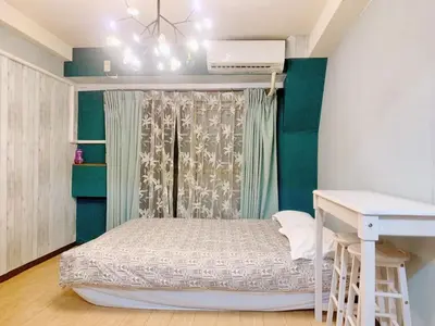 a bedroom with a bed and a desk and a window at Shinjuku Area!Nishi-Shinjuku Gochome subway 6 minutes walk! \u897f\u65b0\u5bbf\u4e94\u4e01\u76ee\u8f66\u7ad9\u6b65\u884c6\u5206\u949f! \u9ad8\u901f\u65e0\u9650\u5236WIFI #\u9ad8\u901f\u7f51\u7edc#201 in Tokyo